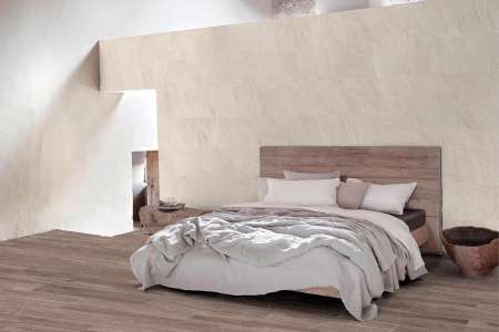 Teplý interiér obložený dlaždicí Codicer Tracia Sand 33x66