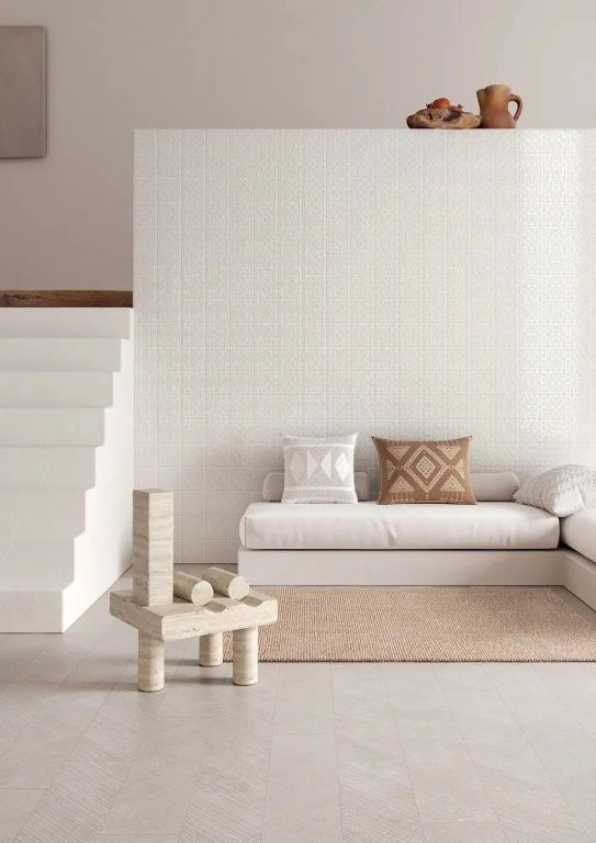 Realizace Obývací pokoj s obklady Path Bianco a dlažbou Chevron, vše série Superclassica SCB (41zero42)