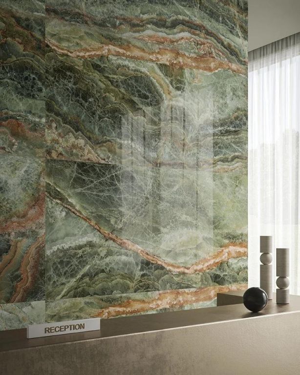 Realizace Zajímavá stěna z dlažby ze série Sant Agostino Star Onyx Emerald