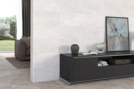 Bílý obklad a šedá dlažba Aleluia Ceramicas Série Rock Sheel a Moonlight