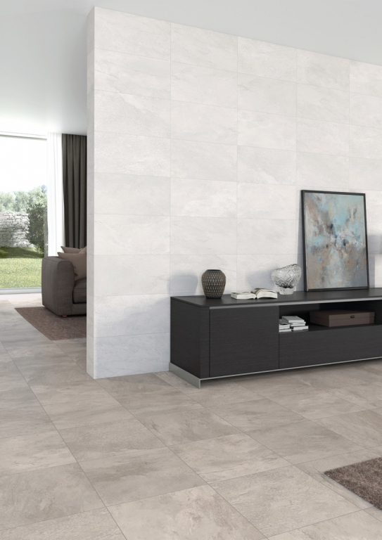 Realizace Bílý obklad a šedá dlažba Aleluia Ceramicas Série Rock Sheel a Moonlight