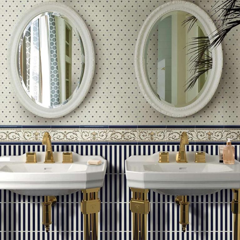 Realizace Modrobílá kombinace obkladů série Grand Elegance - Giglio blu su panna a Riga blu su panna (Petracer´s)