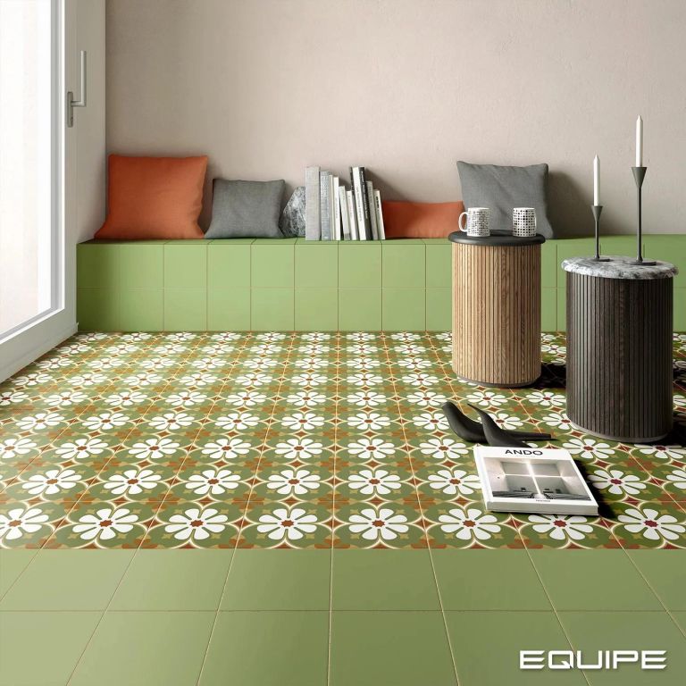 Realizace Zelené jednobarevné dlaždice Green a dekory Paris 20x20 (Equipe Rivoli)