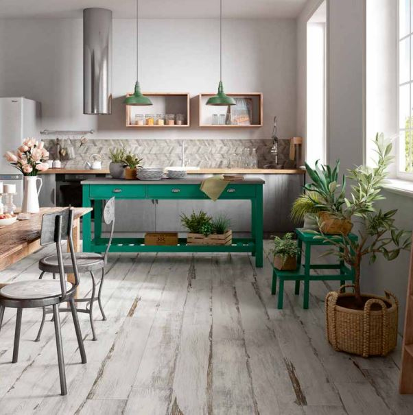 Realizace Světlý obklad Elios Stage Decori Chevron White 20x120cm