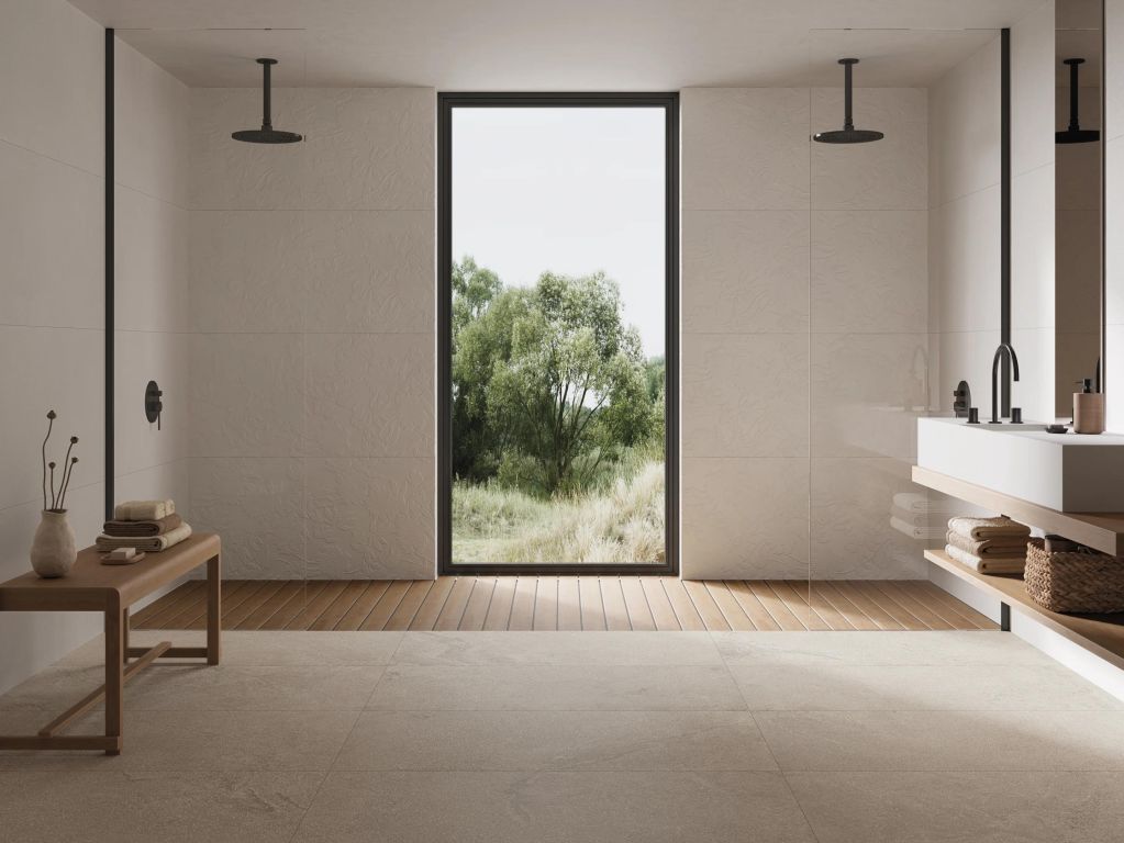 Realizace Světlá koupelna s obkladem a dekorem ze série Azuvi Glow