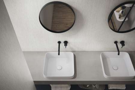 Elegantní koupelna s moderním obkladem APE Lun Nimbus a čistým designem