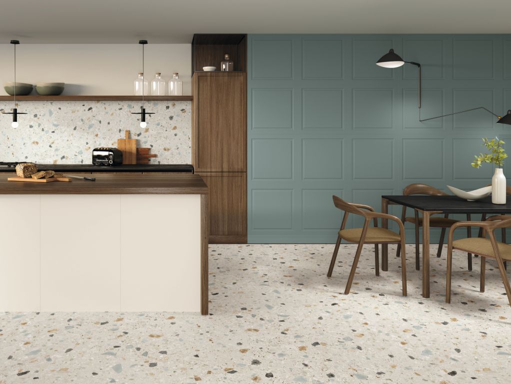 Realizace Elegantní moderní kuchyně s terrazzo podlahou a zelenou stěnou
