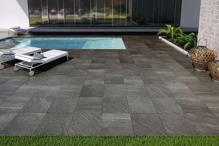 Terasa u bazénu s tmavou 2 cm dlažbou ze série Tuscania Limestone.