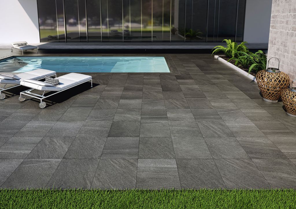 Realizace Terasa u bazénu s tmavou 2 cm dlažbou ze série Tuscania Limestone.