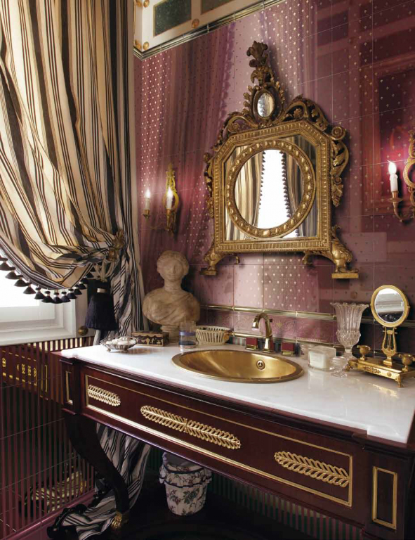Realizace Luxusní bordo obklady v koupelně  Petracer's Grand Elegance Gold Bordeaux