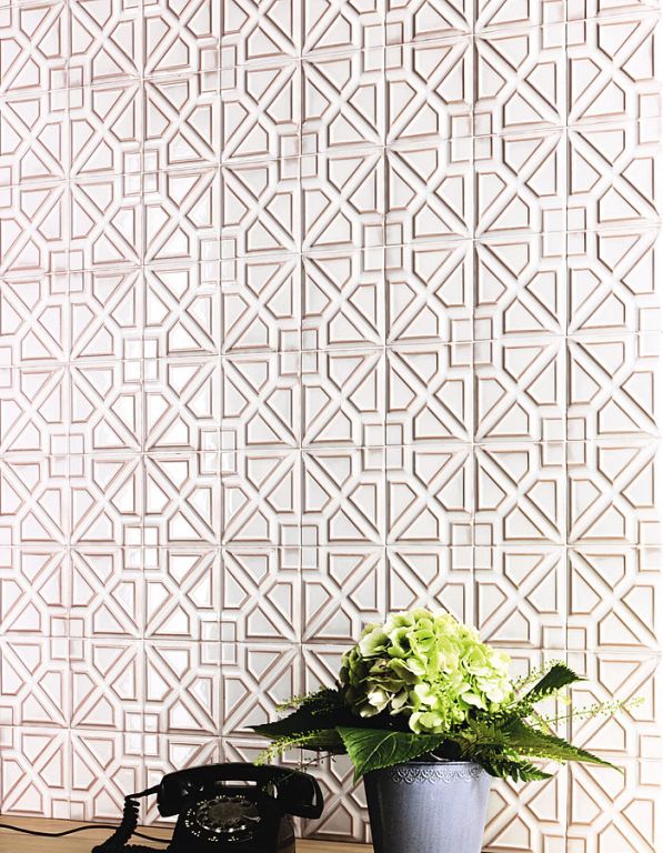 Realizace Bílo béžový obklad s plastickým dekorem Ceramiche Grazia Formelle
