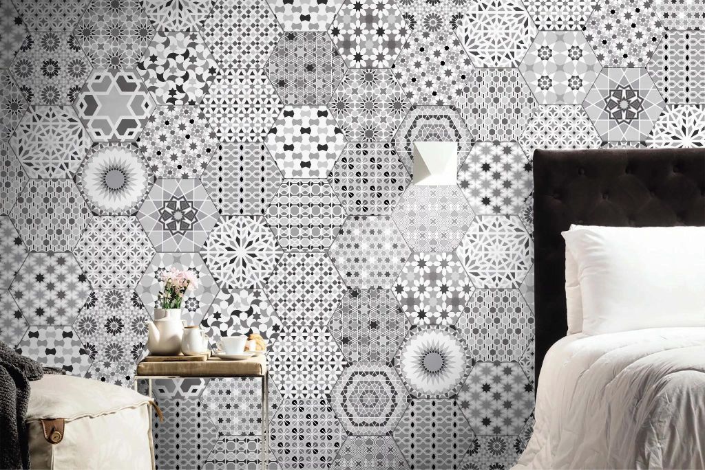 Realizace Šestihran Kasbah Mix Grey je příjemně působící monochromatická směs dekorů (Codicer)