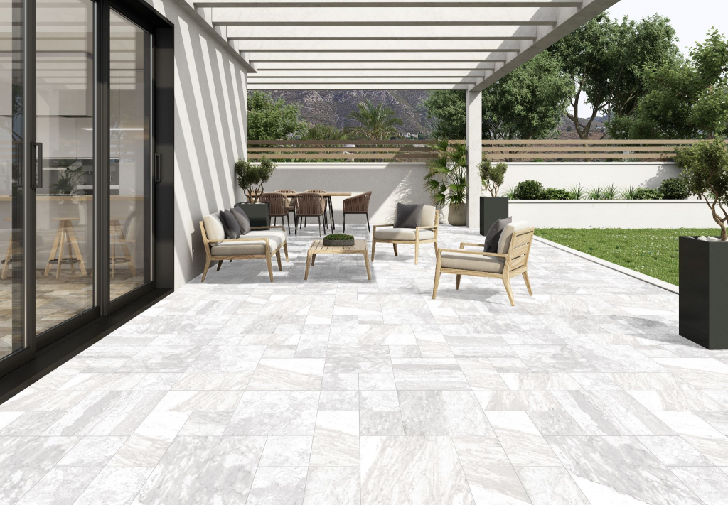 Realizace Bílo-šedá mramorová dlažba Codicer Evora White Modular
