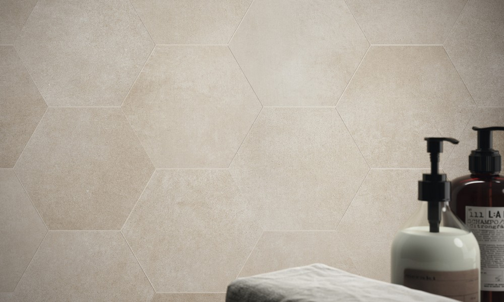 Realizace Béžový obklad hexagon v koupelně APE WORK Hexa Taupe 21x18,2