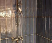 Modré plastické lesklé obklady Deceram Tribeca Cobalt Deco 10x30 ve sprchovém koutě s retro bateriemi - inspirace od našeho zákazníka