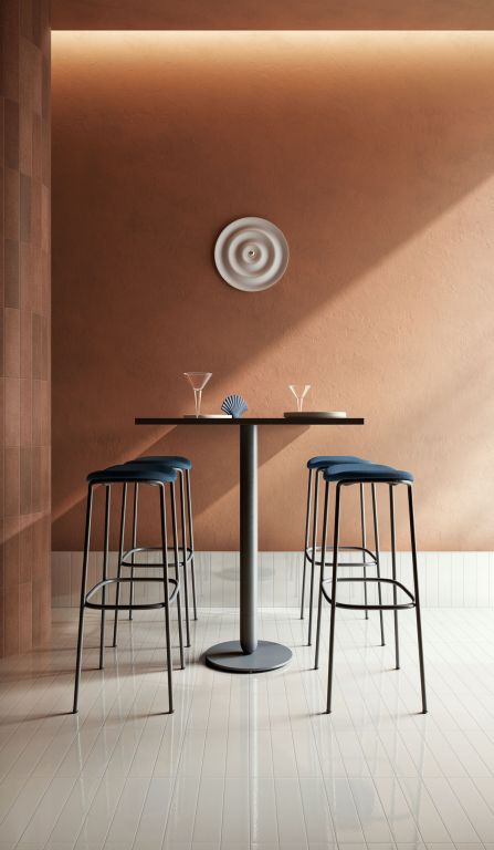 Realizace Interiér v restauraci s bílou dlažbou a cihlovými obklady ze série Cir Porta Nuova.