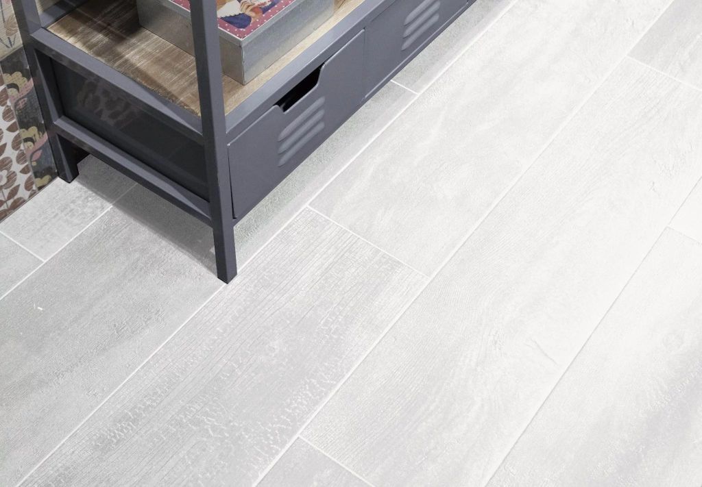 Realizace Světlá dlažba v dekoru dřeva Codicer Yaki White
