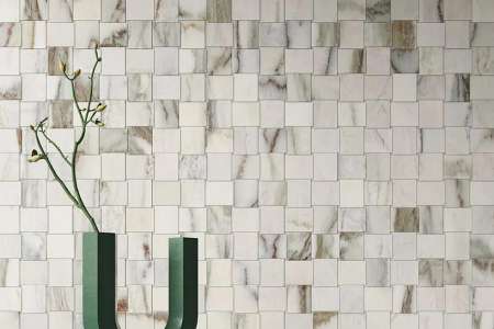Detail mozaikové zdi z dlažby ze série Sant Agostino Star Storm Marble Emerald