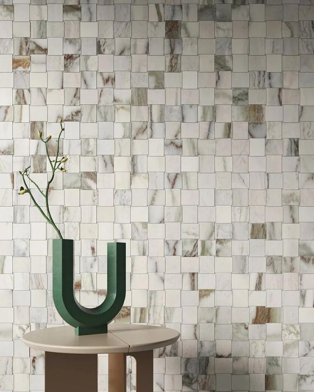 Realizace Detail mozaikové zdi z dlažby ze série Sant Agostino Star Storm Marble Emerald