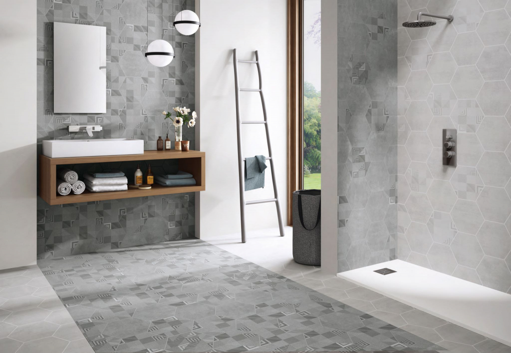 Realizace Šedá šestihranná dlažba s dekorem Codicer Atlanta Hex 25 Geo Grey a Atlanta Hex 25 Grey