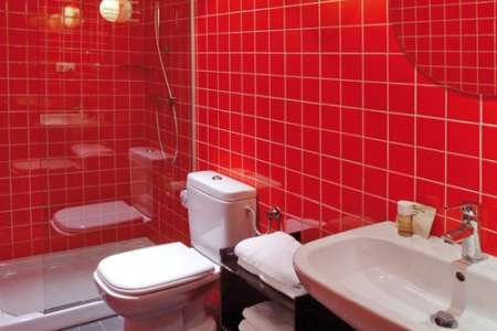 Červená koupelna a WC s obklady APE Mediterranean Red 15x15 (1. jakost)