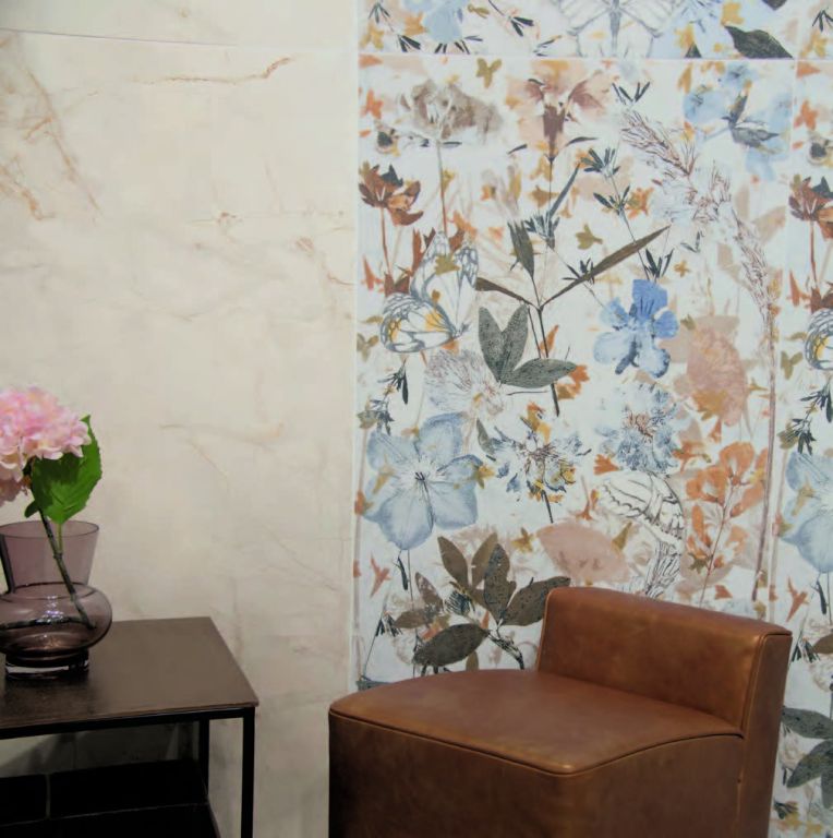 Realizace Květinové obklady v interiéru ze série La fenice Marble Velvet.