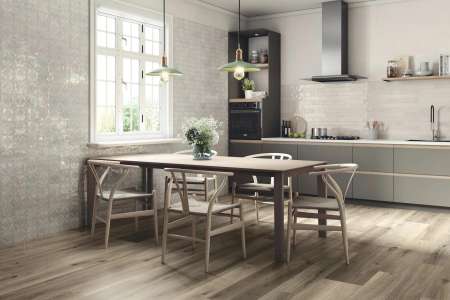 Kuchyně obložená obklady série APE Fado - Grey 6,5x39,6 a Marzia Grey 13x13 (na podlaze Koen Naturale 20x120 a 30x120)