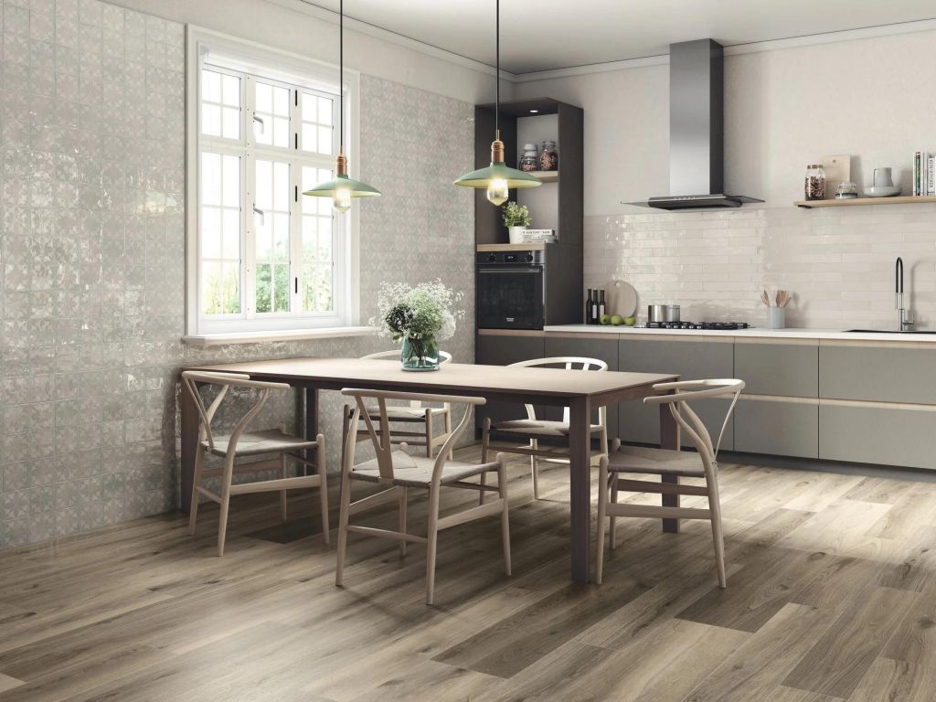Realizace Kuchyně obložená obklady série APE Fado - Grey 6,5x39,6 a Marzia Grey 13x13 (na podlaze Koen Naturale 20x120 a 30x120)
