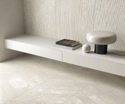Světlá ložnice s dekorovaným obkladem ze série Piemme Limestone