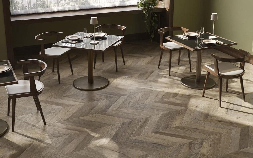 Realizace Sant Agostiono Yorkwood Brown v elegantním tvaru Chevron