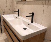 Koupelna LUMERA – harmonie přírodního dubu, elegantního mramoru a matné černé