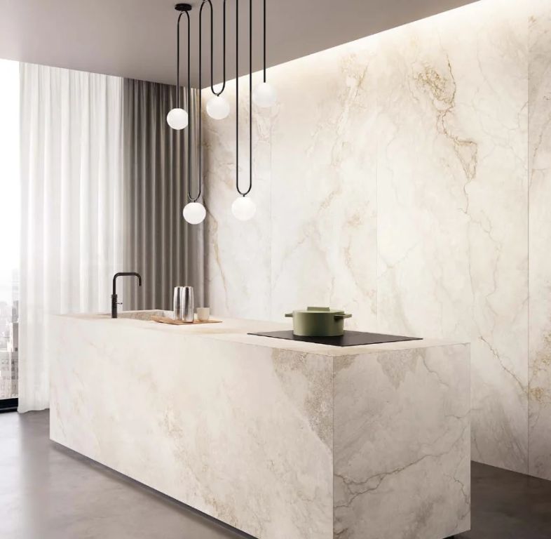 Realizace Realizace prosvětlené kuchyně s obklady Touch Stone Gold ze serie Wide Gress 280