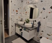 Inspirace: Moderní dětská koupelna s dlažbou Cerpa OBI v hravém terrazzo stylu