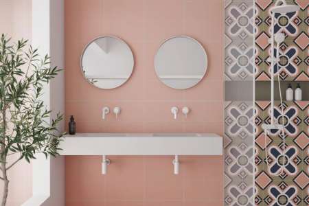 Jemná růžová koupelna v retro stylu se vzorovaným obkladem Equipe Bauhome Blume Cold 20x20
