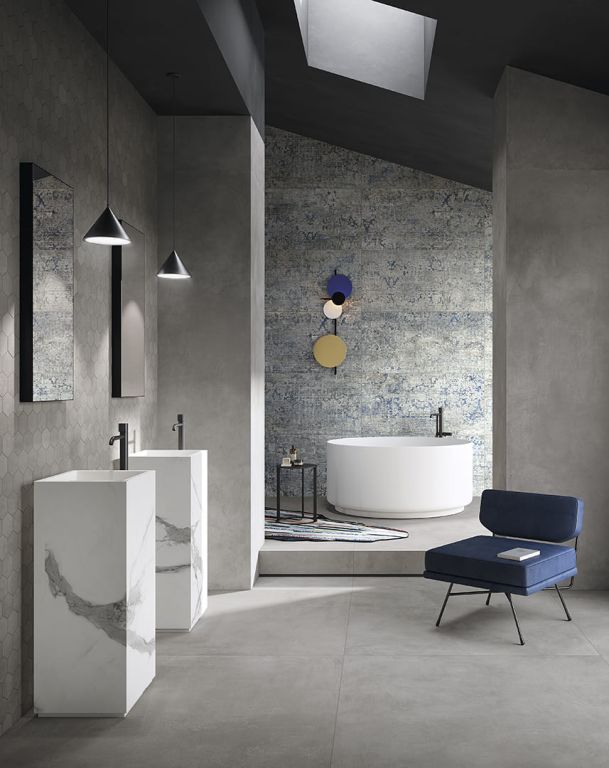 Realizace Koupelna s velkými obklady v moderním stylu ze série Del Conca Deco Studio.