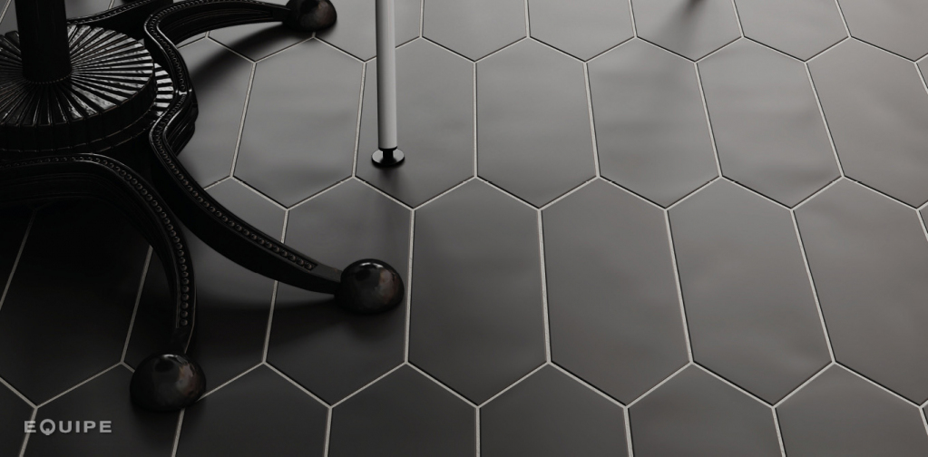 Realizace Černá dlažba ve tvaru podlouhlého šestiúhelníku Equipe Kite Black 10x30