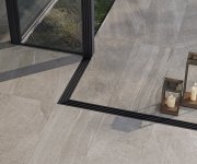 Interiér v moderním stylu s dlažbou Piemme Journey