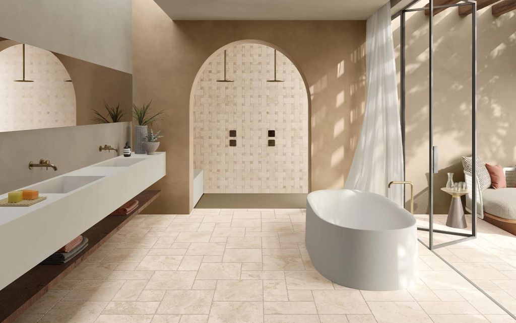 Realizace Koupelna obložená dlažbou Tibur Beige ve formátech 40x40, 20x40 a 20x20 (Cerdomus)