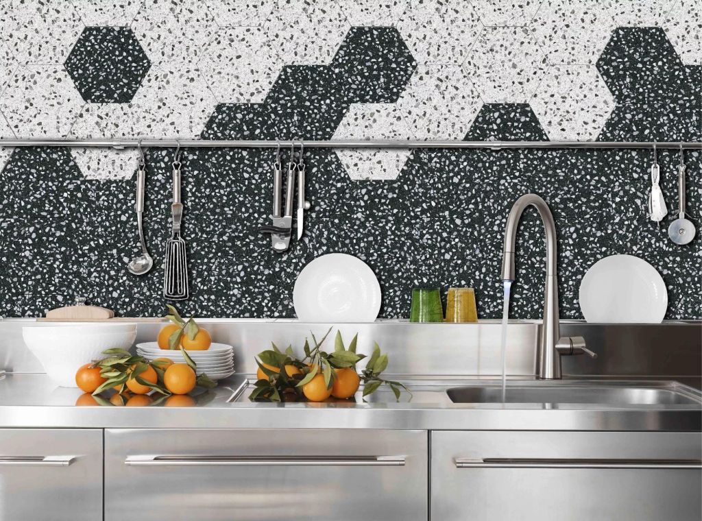 Realizace Kuchyně obložená dlaždicemi Codicer Venice Hex25 v barvách Black a White