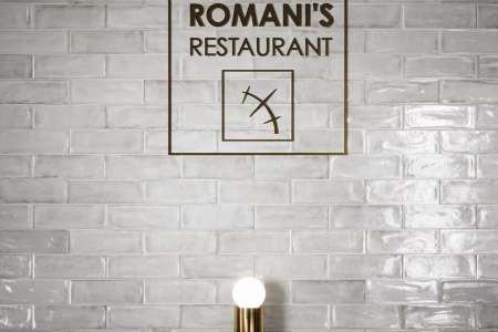 Lesklý bílý obklad CIR Fuoritono v restauraci 
