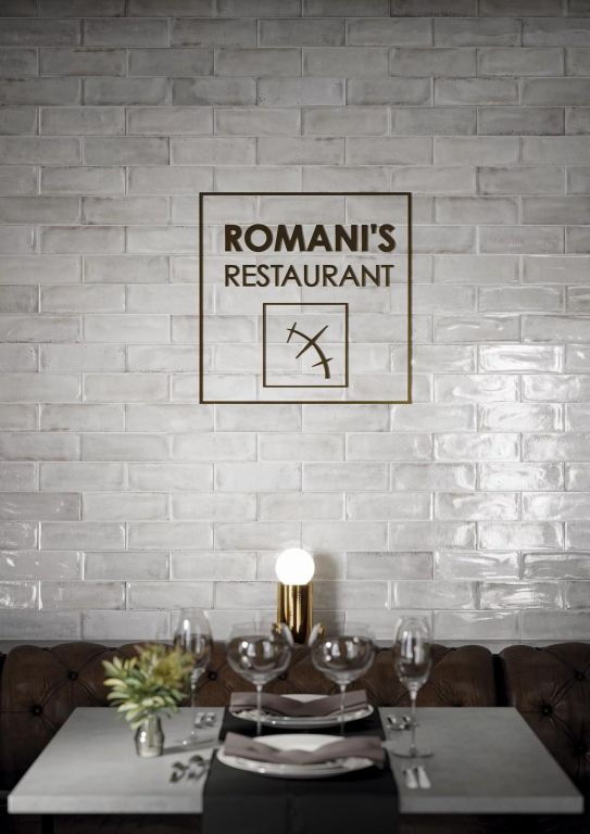 Realizace Lesklý bílý obklad CIR Fuoritono v restauraci 