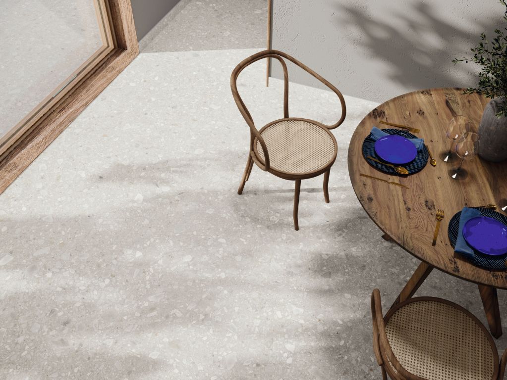 Realizace Terasa ve světlém provedení terrazzo APE série Greysone 